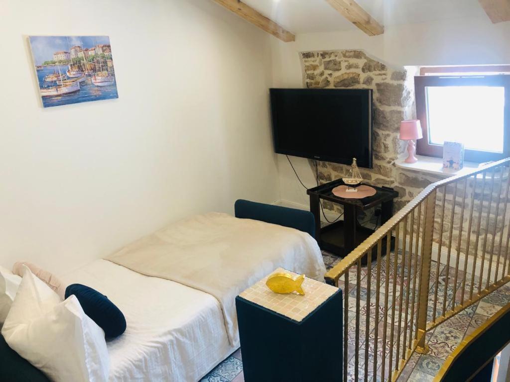 Istrian Stone House In The Heart Of The Beautiful Fishing Village Fazana - Only Few Steps From The Sea And The Wonderful Beach - Incl Plasma-Quad-Plus-Filter Against C O V I D Esterno foto